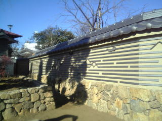 万輪寺 瓦塀20051227 (4)1