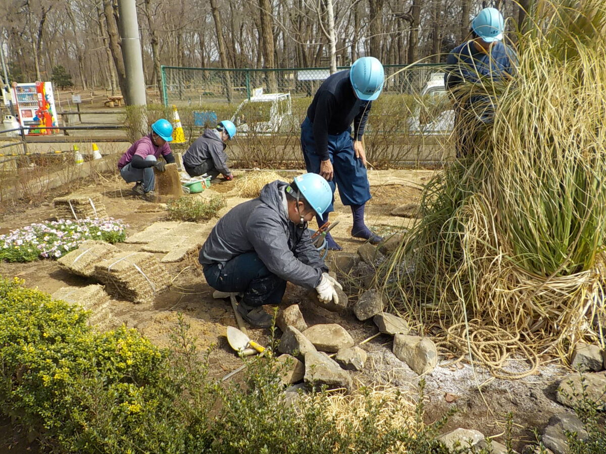 三芳町｜【造園工事】せせらぎ水辺広場芝張り