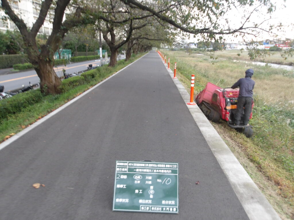 志木市　河川雑草刈払い作業　作業中（機械施工）