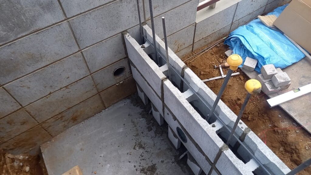 外構工事 型枠ブロック 3段目 鉄筋横筋配筋状況