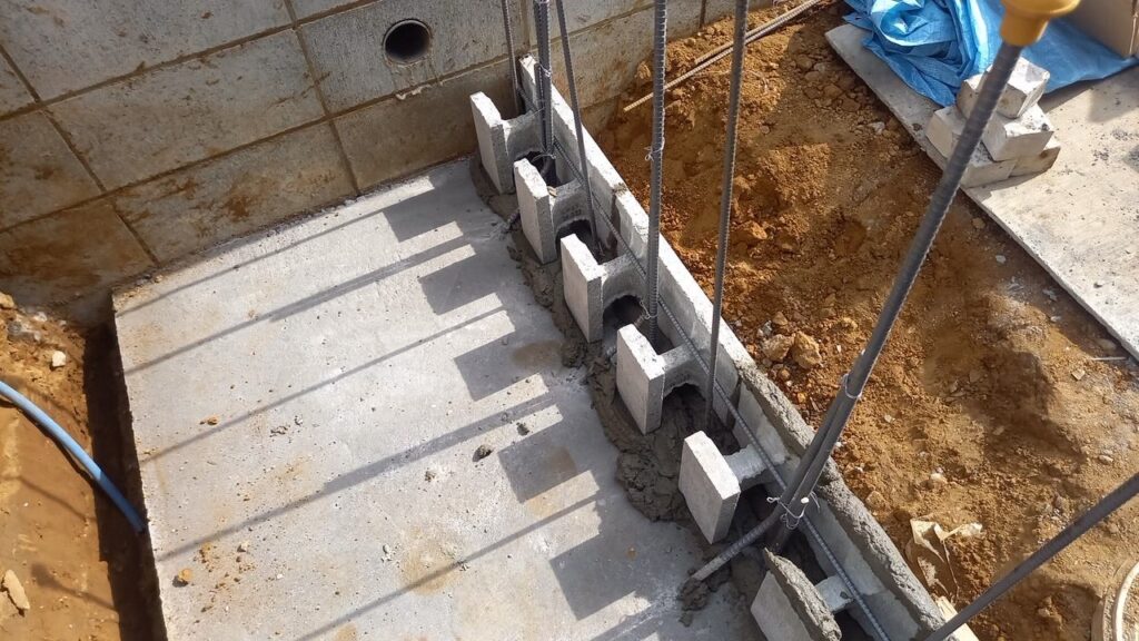 外構工事 型枠ブロック 根付け鉄筋横筋配筋状況