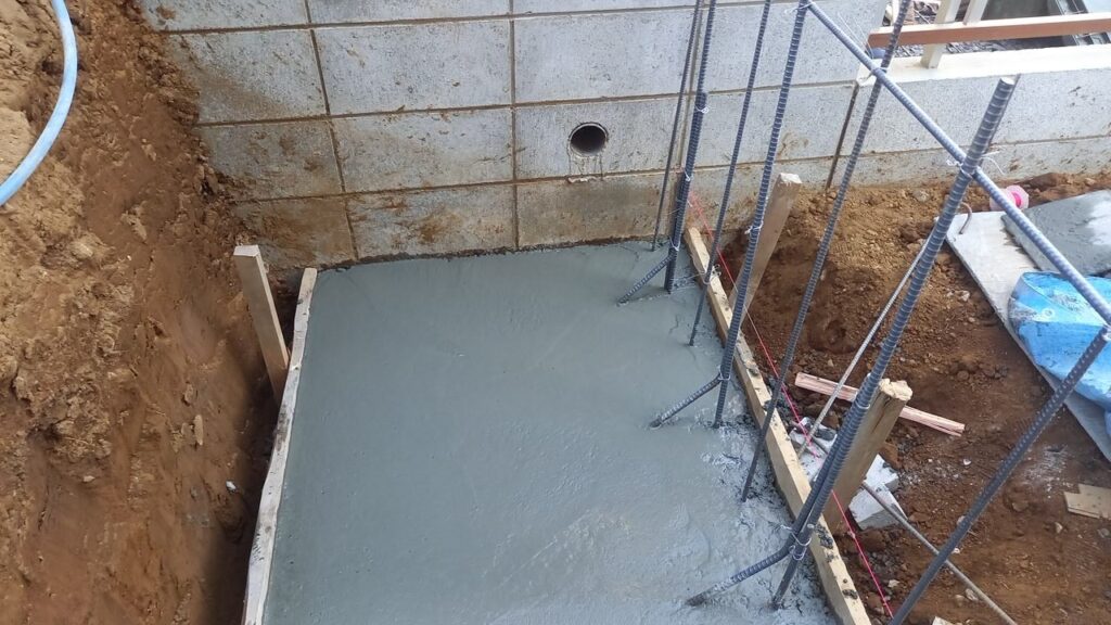 外構工事 型枠ブロック ベースコンクリート打設