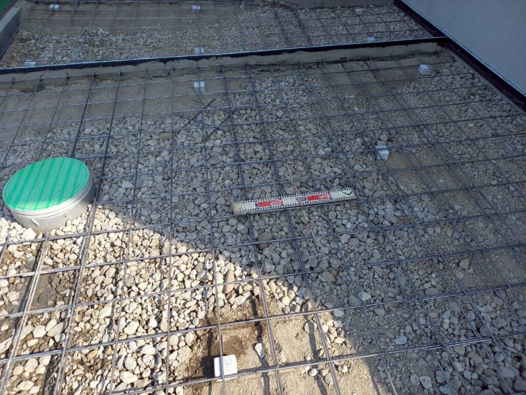 外構工事　土間コンクリート　ワイヤメッシュ　6mm使用　コンクリート厚100mmに対し鉄筋被り50mm確保