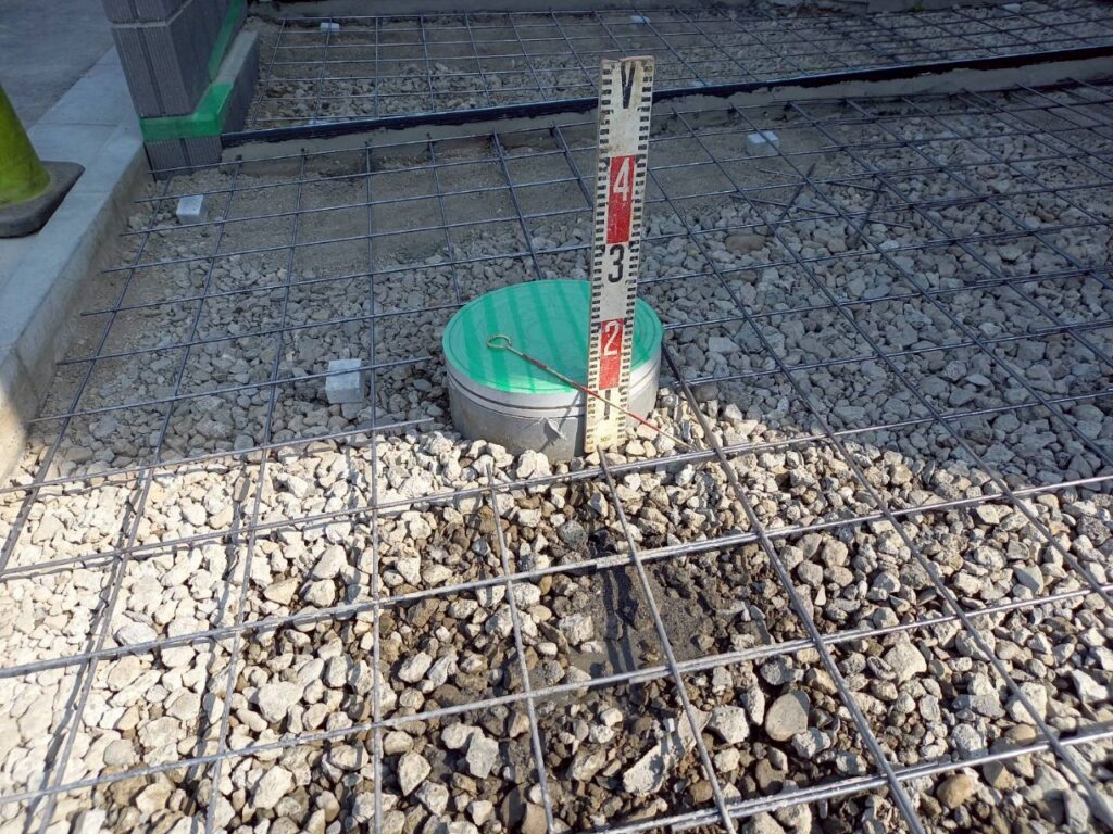 外構工事　土間コンクリート　ワイヤメッシュ　6mm使用　コンクリート厚100mmに対し鉄筋被り50mm確保