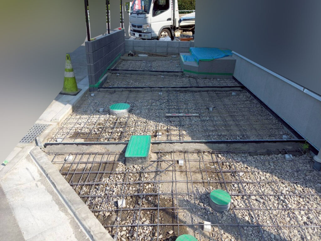 外構工事　土間コンクリート　ワイヤメッシュ　6mm使用　コンクリート厚100mmに対し鉄筋被り50mm確保