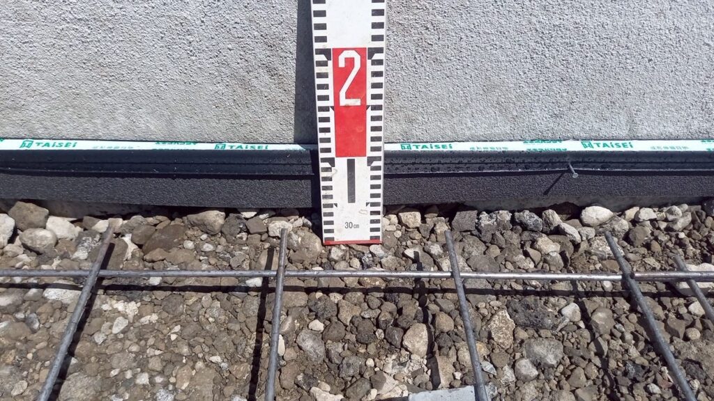 外構工事　土間コンクリート　ワイヤメッシュ　6mm使用　コンクリート厚100mmに対し鉄筋被り50mm確保