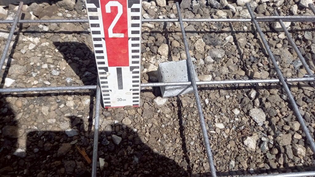 外構工事　駐車場　コンクリート打設前　6mmワイヤーメッシュ　スペーサーブロック使用　土間厚100mm　鉄筋被り50mm