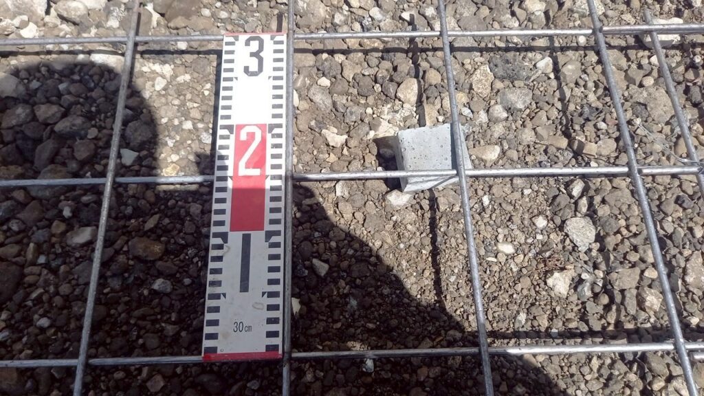 外構工事　土間コンクリート　ワイヤメッシュ　6mm使用　コンクリート厚100mmに対し鉄筋被り50mm確保