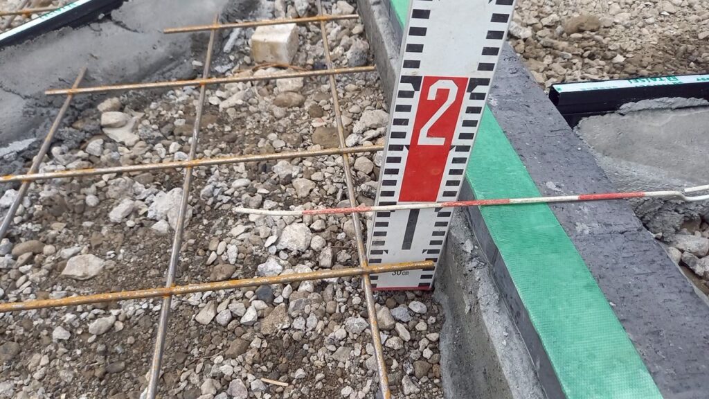 外構工事　土間コンクリート　ワイヤメッシュ　6mm使用　コンクリート厚100mmに対し鉄筋被り50mm確保