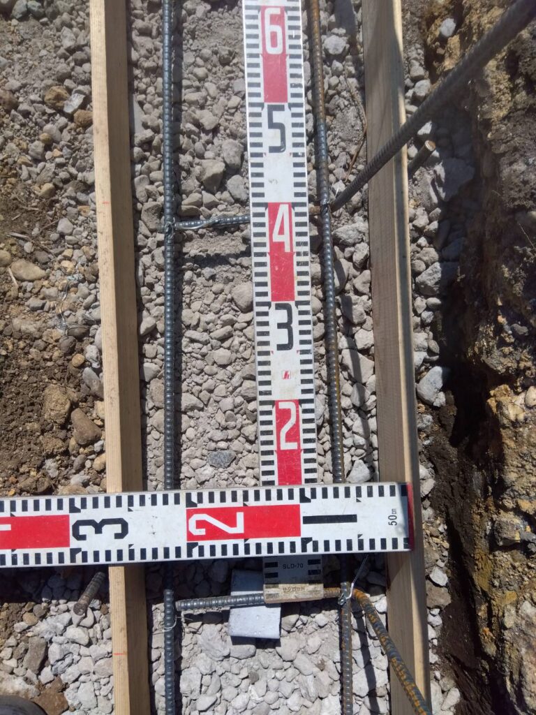 外構工事 ブロック積み 基礎 寸法写真 厚さ 100mm