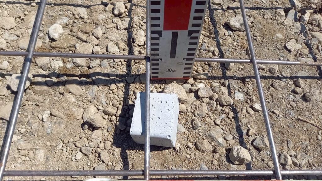 外構工事　施工管理写真　鉄筋被り測定