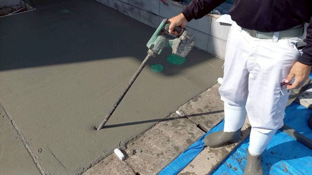 外構工事　施工管理写真　生コン打設時バイブレーション締固め