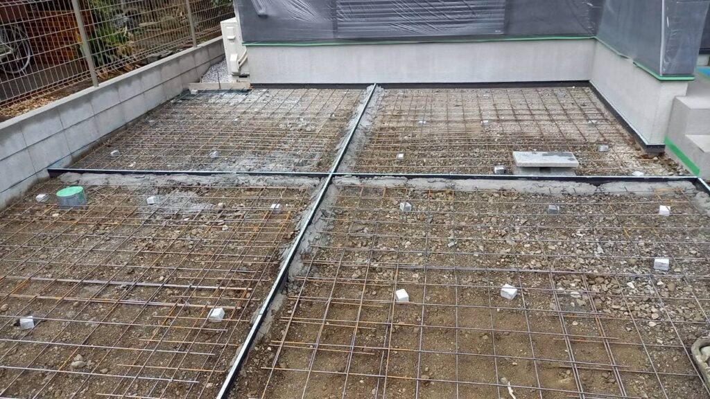 外構工事　施工管理写真　鉄筋配筋状況　スペーサーブロック使用