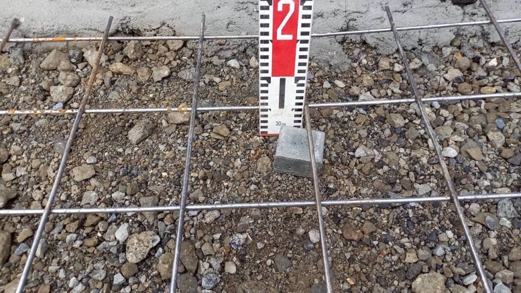 外構工事　施工管理写真　鉄筋被り測定