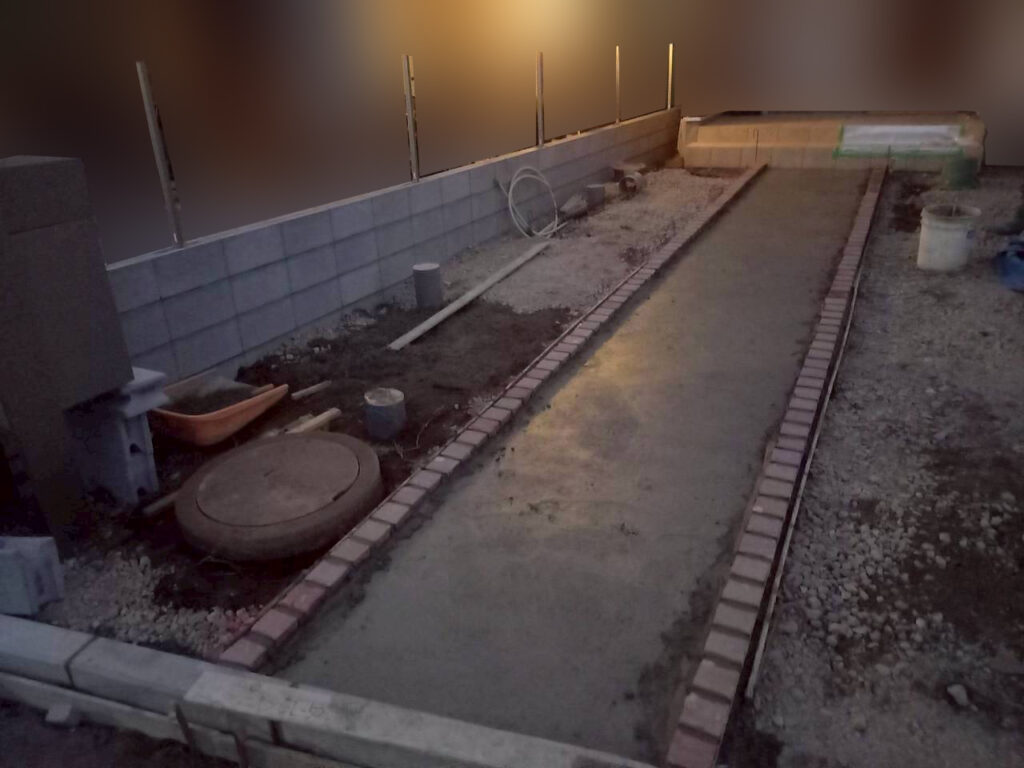 福生市 外構工事 アプローチ施工事例 下地コンクリート 見切りキューブ石材