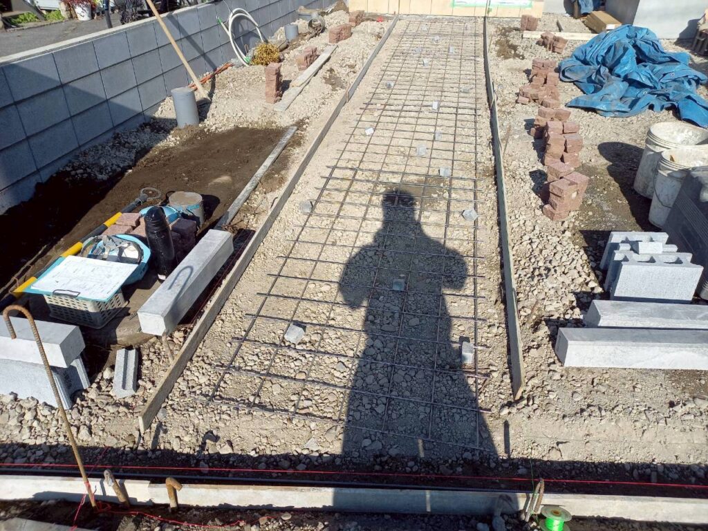 福生市 外構工事 アプローチ施工事例 下地コンクリート ワイヤメッシュ敷設
