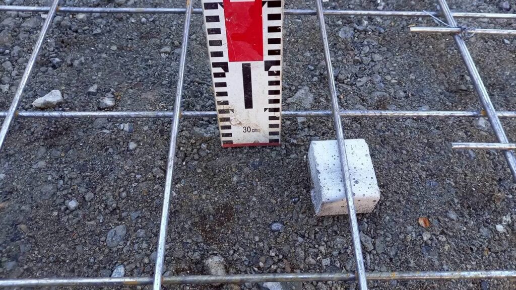 外構工事　施工管理写真　鉄筋被り測定