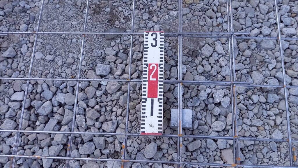 外構工事　駐車場　コンクリート打設前　6mmワイヤーメッシュ　鋼材ラップ長200mm