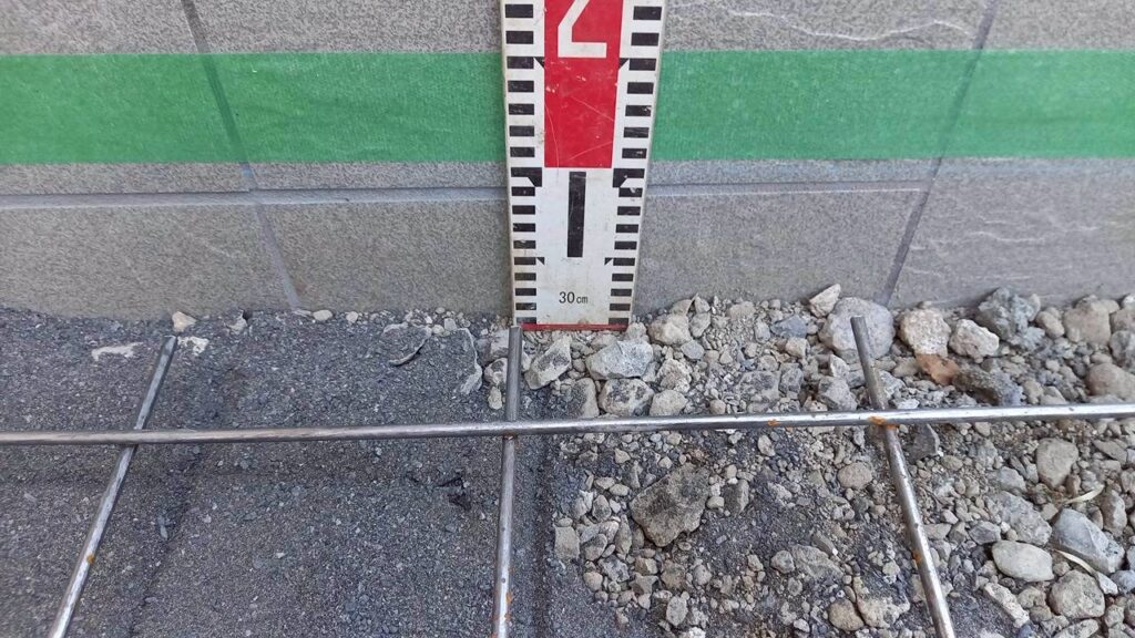 外構工事　駐車場　コンクリート打設前　土間厚測定　厚100mm