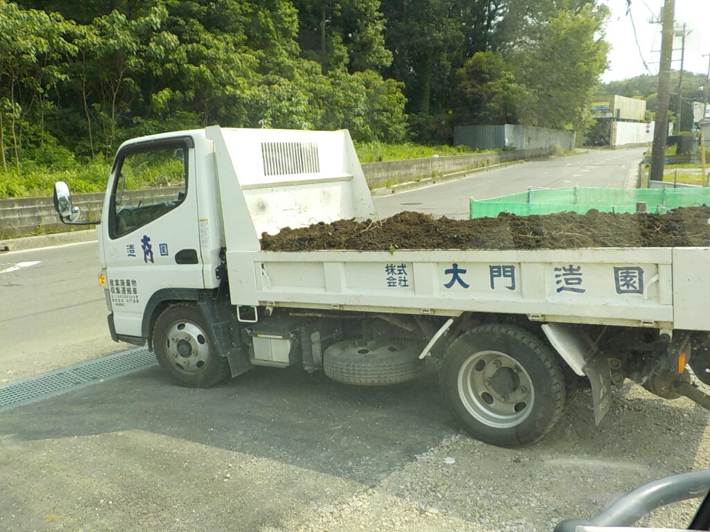 三芳町　造園工事　築山整備　土搬入