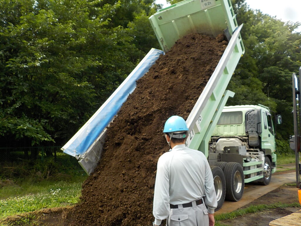 三芳町　造園工事　築山整備　土搬入