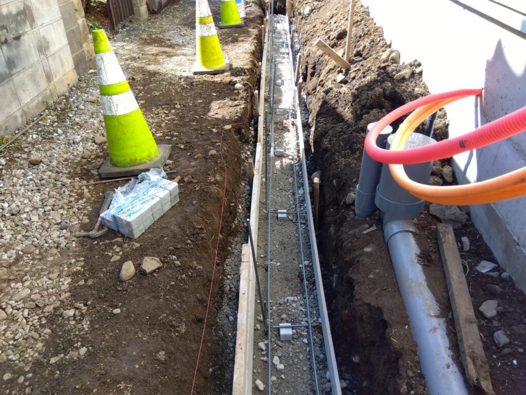 外構工事　ブロック　基礎　鉄筋配筋　800mm間隔　スペーサーブロック使用　鉄筋被り50mm