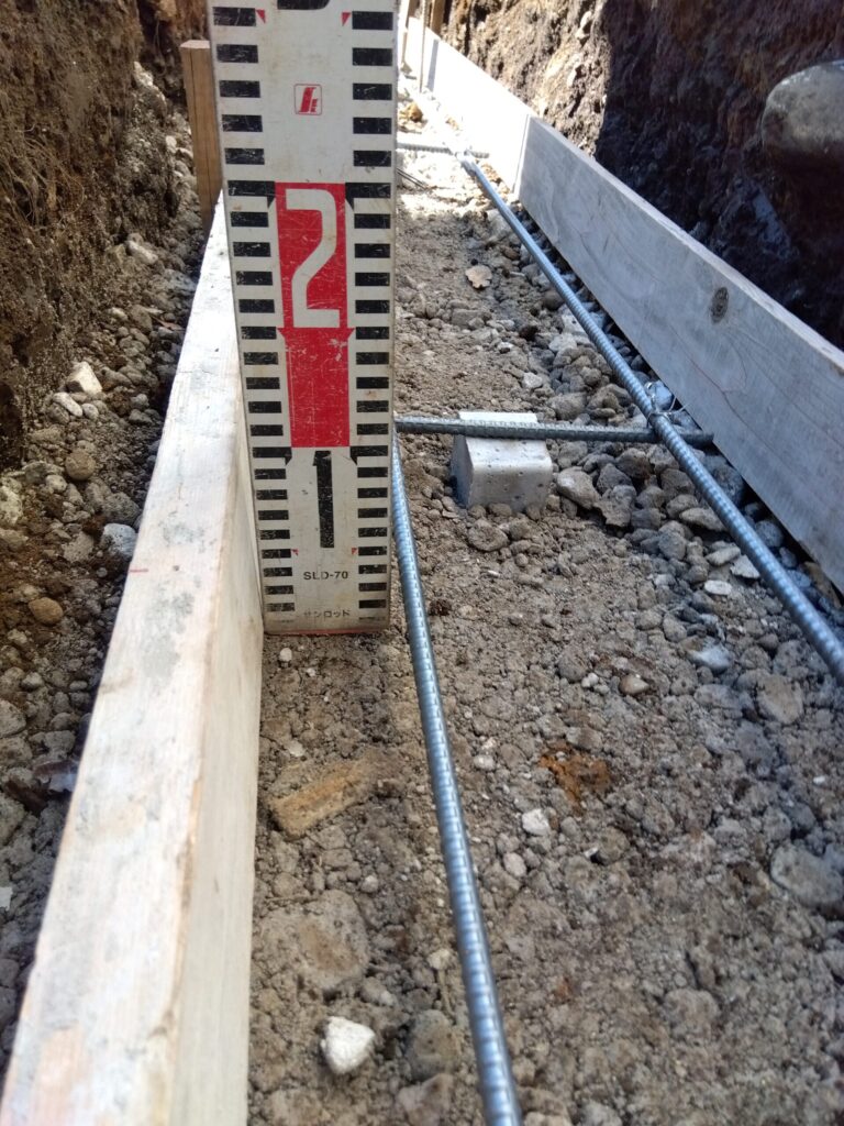 外構工事 ブロック 基礎 鉄筋配筋 800mm間隔 スペーサーブロック使用 鉄筋被り50mm