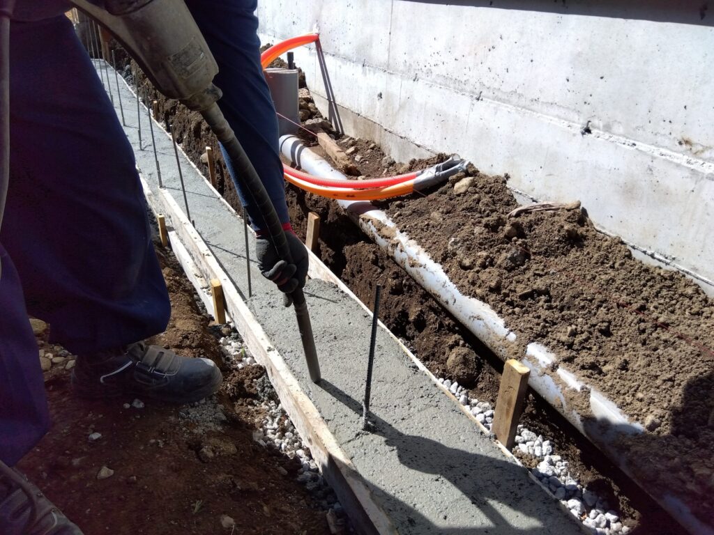 外構工事　ブロック　基礎　生コン打設　バイブレーター使用