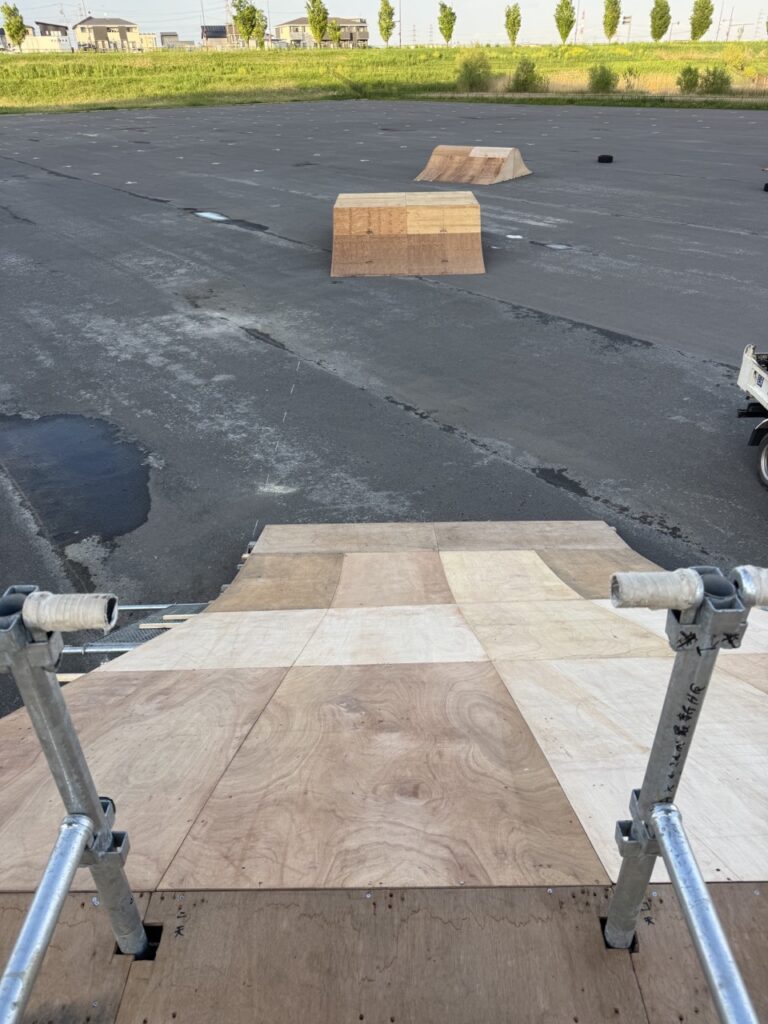 インラインスケート競技　ワールドクロス　スタート台設置　スタート台から滑走面を見下ろす状況