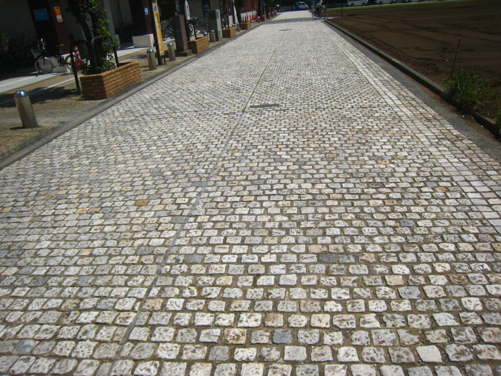 ふじみ野市　造園工事　石工事　小舗石（ピンコロ）舗装　施工紹介写真