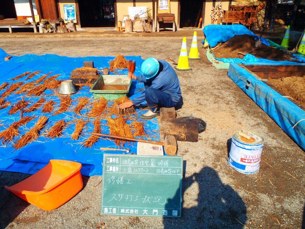 かまど　へっつい　老朽化　修繕　藁をたたく
