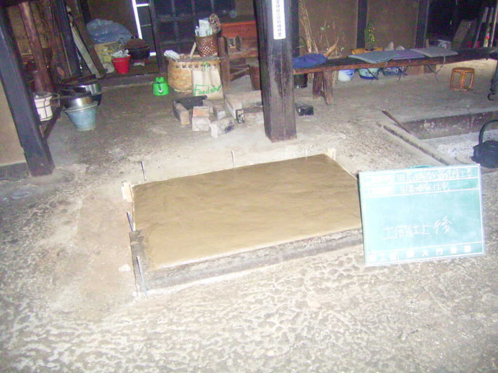 かまど　へっつい　老朽化　修繕　土台の荒木田土仕上り