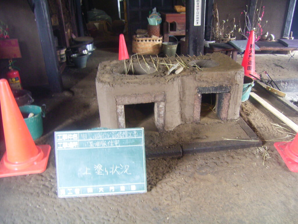 かまど　へっつい　老朽化　修繕　すさ入り荒木田土で表面上塗り